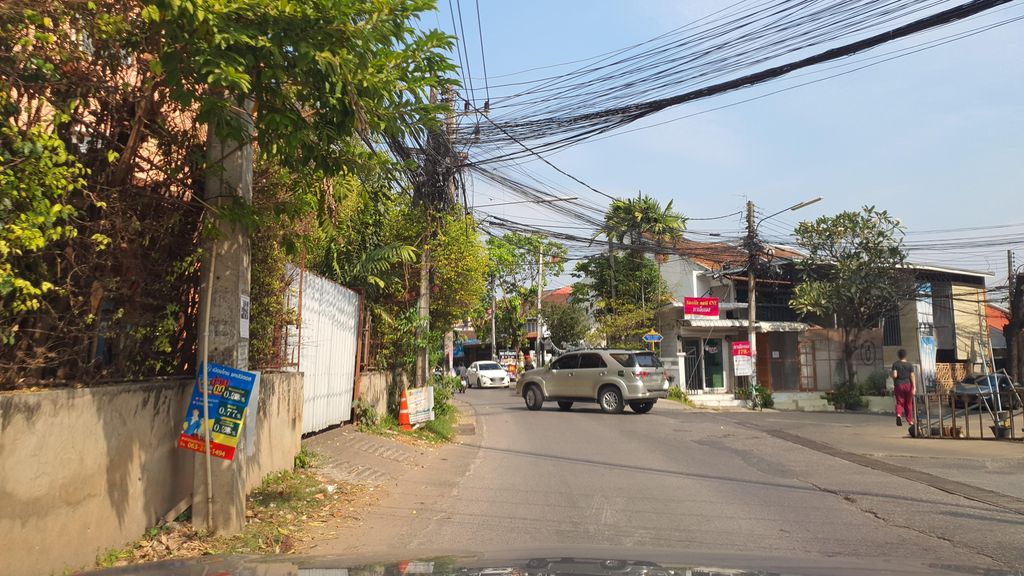 ภาพถนนตรงที่ Dot.Lab ตั้งอยู่ ถ่ายโดย jrcarlsen พ.ศ. 2565 (2022) · A street-level view of where Dot.Lab stands, by jrcarlsen in 2565 (2022)