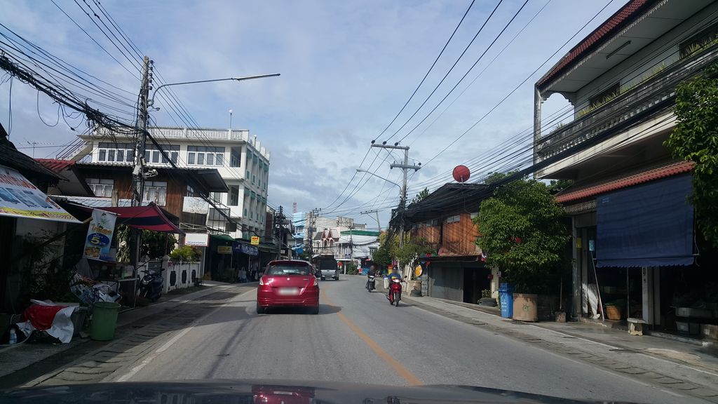 ภาพถนนตรงที่ ชานมหนมหวานสาขา2 ตั้งอยู่ ถ่ายโดย jrcarlsen พ.ศ. 2560 (2017) · A street-level view of where ชานมหนมหวานสาขา2 · Chanma Nom Wan Sakha2 stands, by jrcarlsen in 2560 (2017)