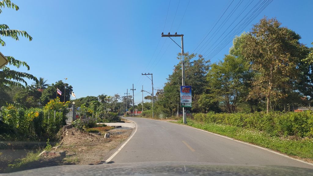 ภาพถนนตรงที่ บ้านสวน สมบูรณ์รถสวย ตั้งอยู่ ถ่ายโดย jrcarlsen พ.ศ. 2565 (2022) · A street-level view of where บ้านสวน สมบูรณ์รถสวย · Ban Suan Sombunrotsuai stands, by jrcarlsen in 2565 (2022)