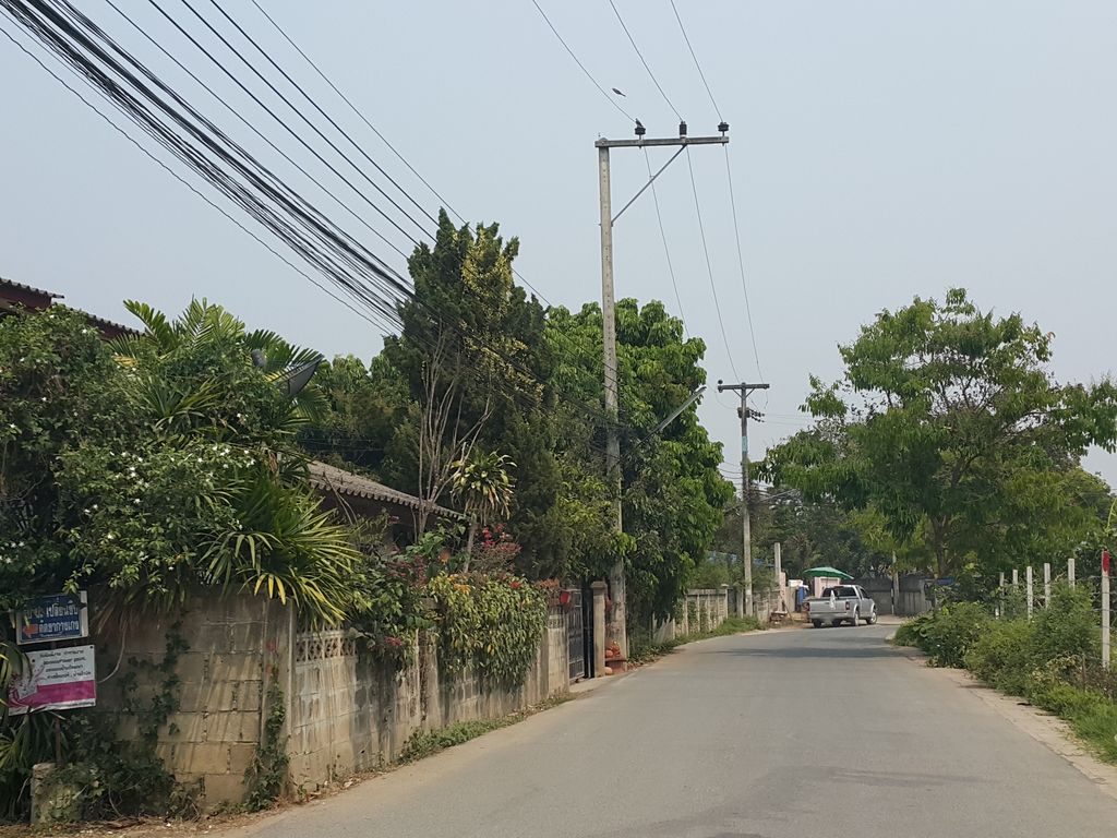 ภาพถนนตรงที่ โรงหล่อพระชาญวิทย์พุทธศิลป์ ตั้งอยู่ ถ่ายโดย jrcarlsen พ.ศ. 2559 (2016) · A street-level view of where โรงหล่อพระชาญวิทย์พุทธศิลป์ · Ronglo Phra Chan Wit Phuttha Sin stands, by jrcarlsen in 2559 (2016)