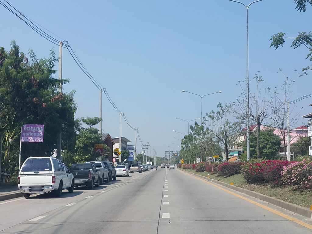 ภาพถนนตรงที่ สมพรกลการ รถมือสอง เชียงใหม่ ตั้งอยู่ ถ่ายโดย jrcarlsen พ.ศ. 2559 (2016) · A street-level view of where สมพรกลการ รถมือสอง เชียงใหม่ · Somphraklakan Rotmuetong Chiang Mai stands, by jrcarlsen in 2559 (2016)