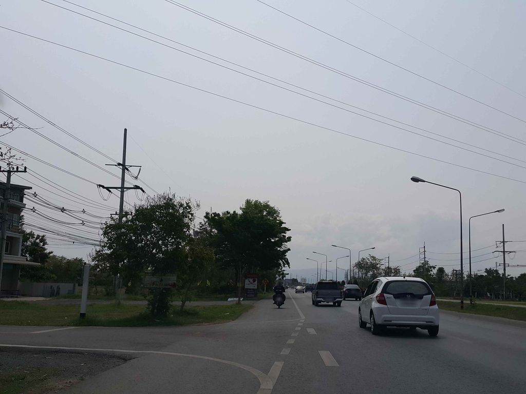 ภาพถนนตรงที่ ร้านปูทองสิงห์บุรี​ ข้าวแกงรสเด็ด ตั้งอยู่ ถ่ายโดย jrcarlsen พ.ศ. 2558 (2015) · A street-level view of where ร้านปูทองสิงห์บุรี​ ข้าวแกงรสเด็ด · Ran Pu Thong Sing Buri​ Khaokaeng Rotdet stands, by jrcarlsen in 2558 (2015)
