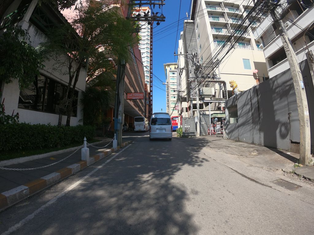 ภาพถนนตรงที่ Baansansai Cookery School ตั้งอยู่ ถ่ายโดย chanuwath_grab พ.ศ. 2562 (2019) · A street-level view of where Baansansai Cookery School stands, by chanuwath_grab in 2562 (2019)