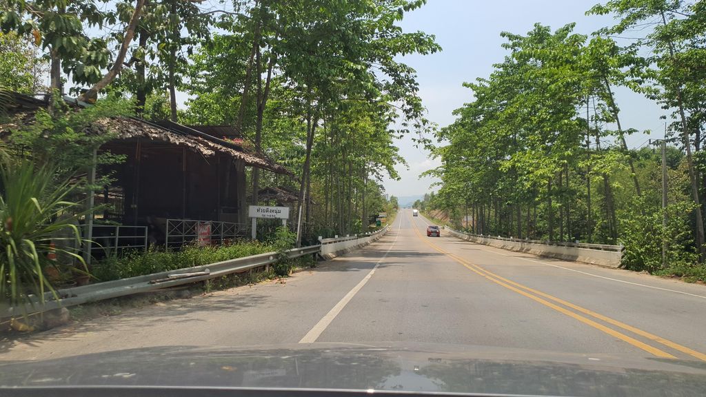 ภาพถนนตรงที่ ไส้อั่วบ้านอิฐ ตั้งอยู่ ถ่ายโดย jrcarlsen พ.ศ. 2565 (2022) · A street-level view of where ไส้อั่วบ้านอิฐ · Saiua Ban It stands, by jrcarlsen in 2565 (2022)