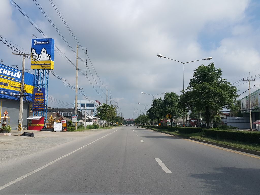 ภาพถนนตรงที่ โรงงานดอกไม้ประดิษฐ์ไทย ปลีกและส่ง ตั้งอยู่ ถ่ายโดย jrcarlsen พ.ศ. 2558 (2015) · A street-level view of where โรงงานดอกไม้ประดิษฐ์ไทย ปลีกและส่ง · Rongngan Dok Maipradit Thai Pliklaesong stands, by jrcarlsen in 2558 (2015)