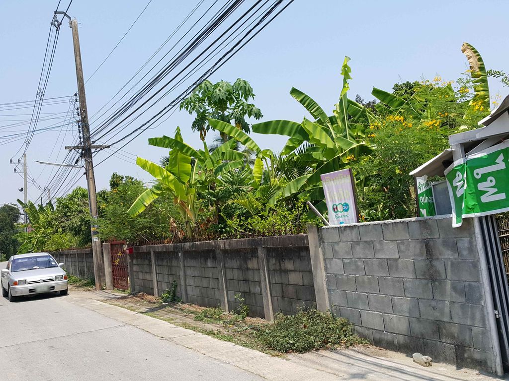 ภาพถนนตรงที่ ร้านคู่บุญการพานิช ตั้งอยู่ ถ่ายโดย jrcarlsen พ.ศ. 2558 (2015) · A street-level view of where ร้านคู่บุญการพานิช · Ran Khubun Kan Phanit stands, by jrcarlsen in 2558 (2015)