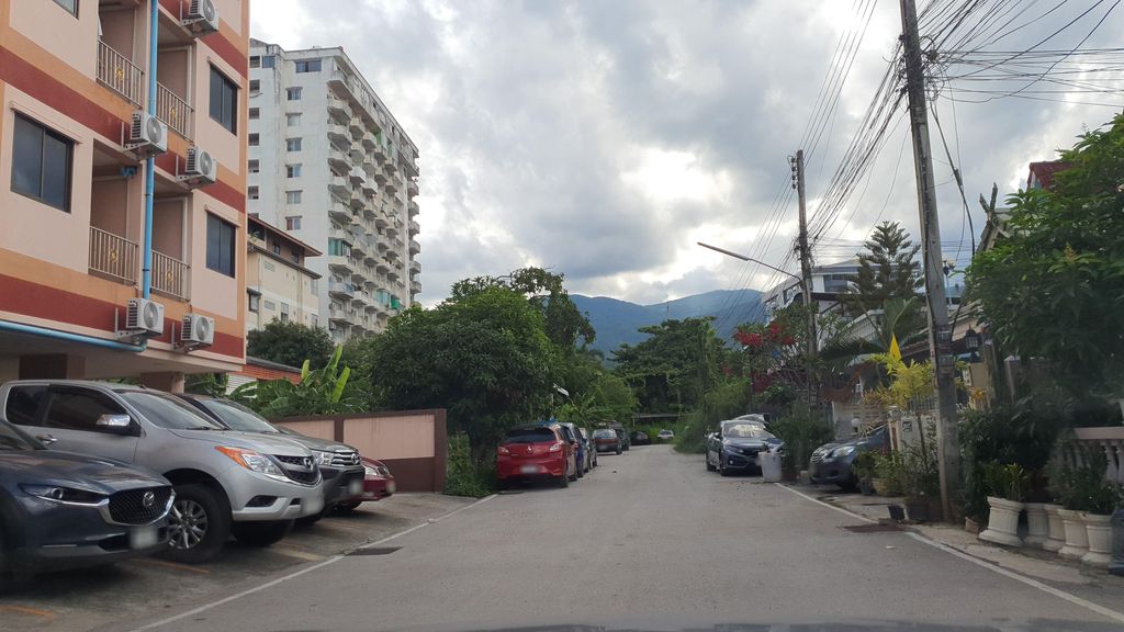 ภาพถนนตรงที่ หอพักสุขเกษมแมนชั่น ตั้งอยู่ ถ่ายโดย jrcarlsen พ.ศ. 2565 (2022) · A street-level view of where หอพักสุขเกษมแมนชั่น · Suk Kasem Mansion Dormitory stands, by jrcarlsen in 2565 (2022)