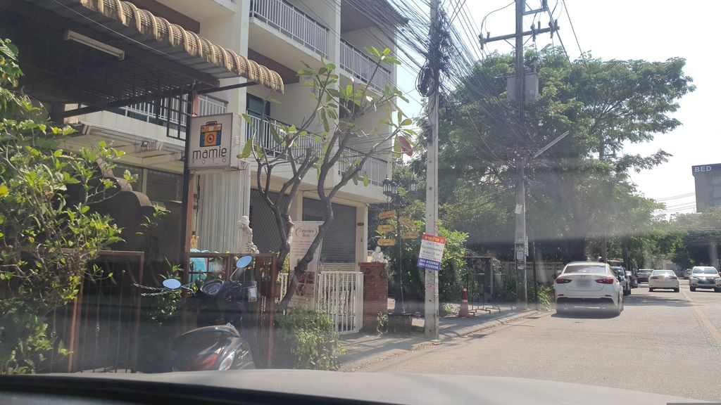 ภาพถนนตรงที่ Mooh ตั้งอยู่ ถ่ายโดย jrcarlsen พ.ศ. 2566 (2023) · A street-level view of where Mooh stands, by jrcarlsen in 2566 (2023)