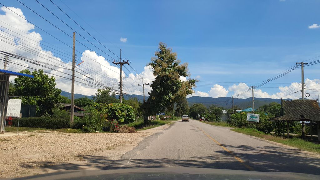 ภาพถนนตรงที่ ครัวภูพร้าว ตั้งอยู่ ถ่ายโดย jrcarlsen พ.ศ. 2564 (2021) · A street-level view of where ครัวภูพร้าว · Khruaphuphrao stands, by jrcarlsen in 2564 (2021)