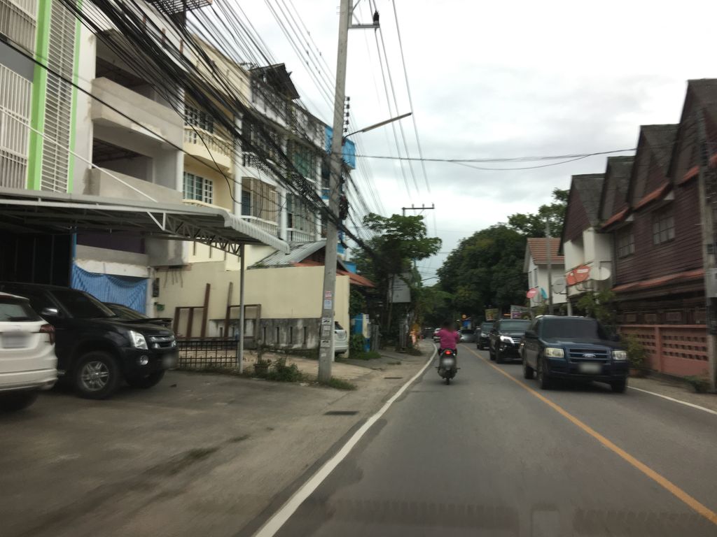 ภาพถนนตรงที่ Chiang Mai Homes ตั้งอยู่ ถ่ายโดย wapriz พ.ศ. 2561 (2018) · A street-level view of where Chiang Mai Homes stands, by wapriz in 2561 (2018)