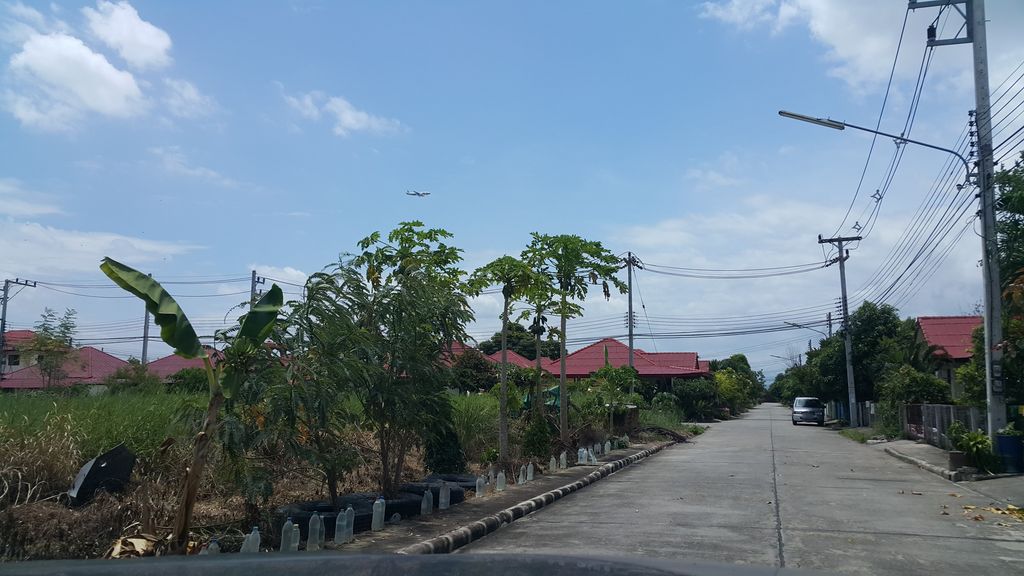 ภาพถนนตรงที่ Sasicha Salon ตั้งอยู่ ถ่ายโดย jrcarlsen พ.ศ. 2559 (2016) · A street-level view of where Sasicha Salon stands, by jrcarlsen in 2559 (2016)