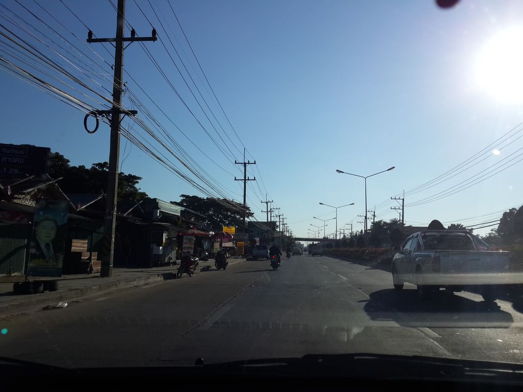 ภาพถนนตรงที่ หนมเส้นเป็นหม้อ ตั้งอยู่ ถ่ายโดย mishari พ.ศ. 2557 (2014) · A street-level view of where หนมเส้นเป็นหม้อ · Nom Sen Pen Mo stands, by mishari in 2557 (2014)