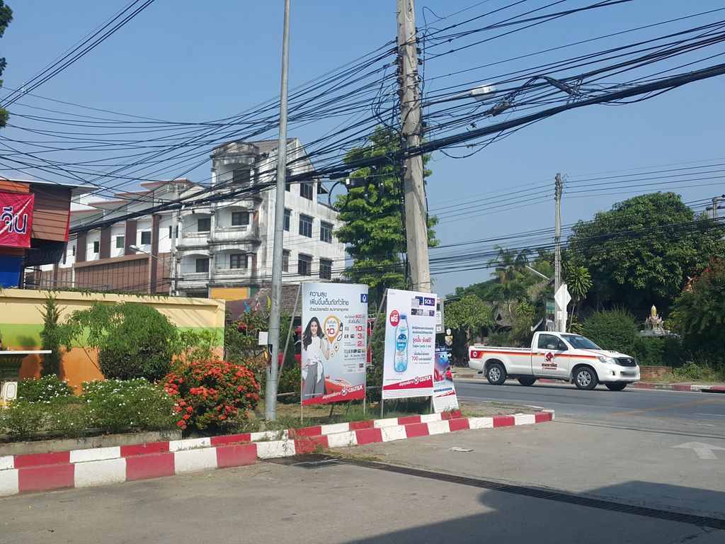 ภาพถนนตรงที่ Mini Big C ตั้งอยู่ ถ่ายโดย jrcarlsen พ.ศ. 2558 (2015) · A street-level view of where Mini Big C stands, by jrcarlsen in 2558 (2015)