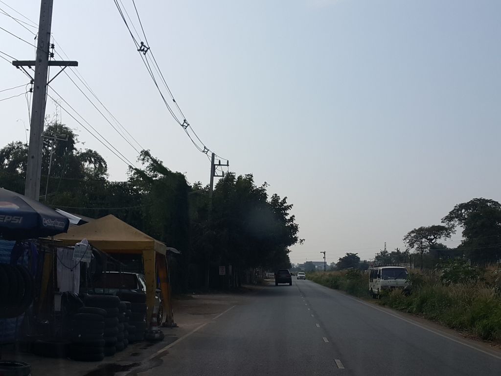 ภาพถนนตรงที่ ชิมชาถุงกระดาษ ตั้งอยู่ ถ่ายโดย jrcarlsen พ.ศ. 2558 (2015) · A street-level view of where ชิมชาถุงกระดาษ · Chimcha Thungkradat stands, by jrcarlsen in 2558 (2015)