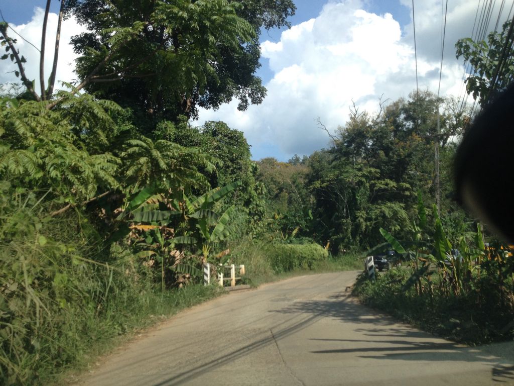 ภาพถนนตรงที่ Villa Farm ตั้งอยู่ ถ่ายโดย jimwatana พ.ศ. 2558 (2015) · A street-level view of where Villa Farm stands, by jimwatana in 2558 (2015)