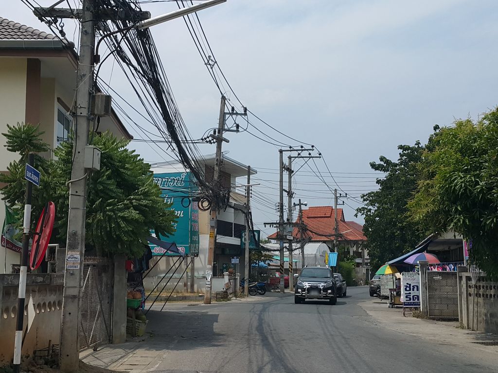ภาพถนนตรงที่ ก๋วยเตี๋ยวไก่สมหวัง ตั้งอยู่ ถ่ายโดย jrcarlsen พ.ศ. 2559 (2016) · A street-level view of where ก๋วยเตี๋ยวไก่สมหวัง · Kuai Tiaokai Somwang stands, by jrcarlsen in 2559 (2016)