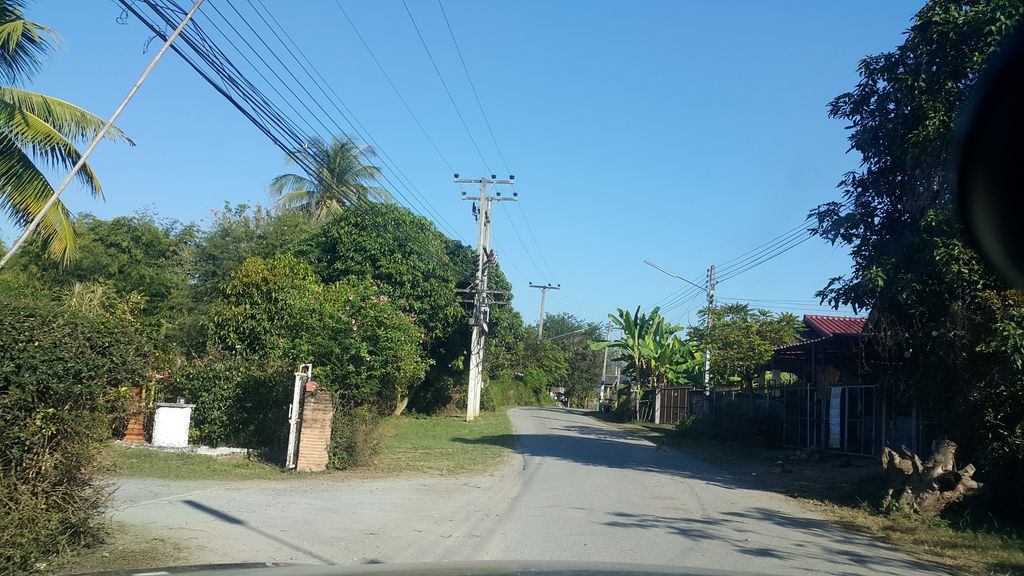 ภาพถนนตรงที่ ออนใต้ฟาร์ม ตั้งอยู่ ถ่ายโดย jrcarlsen พ.ศ. 2561 (2018) · A street-level view of where ออนใต้ฟาร์ม · Ontaifam stands, by jrcarlsen in 2561 (2018)