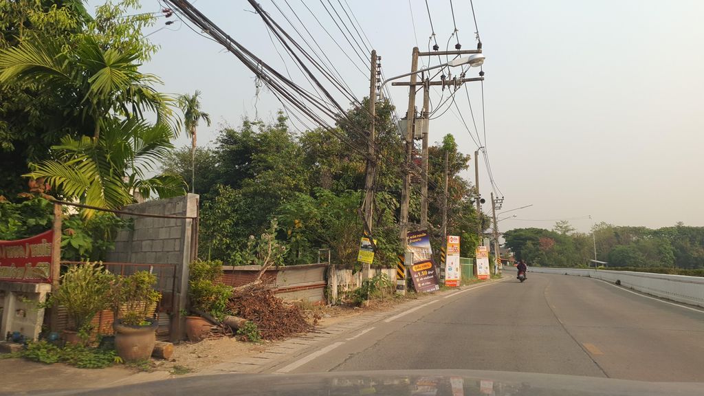 ภาพถนนตรงที่ เสื้อยืดมือสอง ตั้งอยู่ ถ่ายโดย jrcarlsen พ.ศ. 2565 (2022) · A street-level view of where เสื้อยืดมือสอง · Sueaida Muetong stands, by jrcarlsen in 2565 (2022)