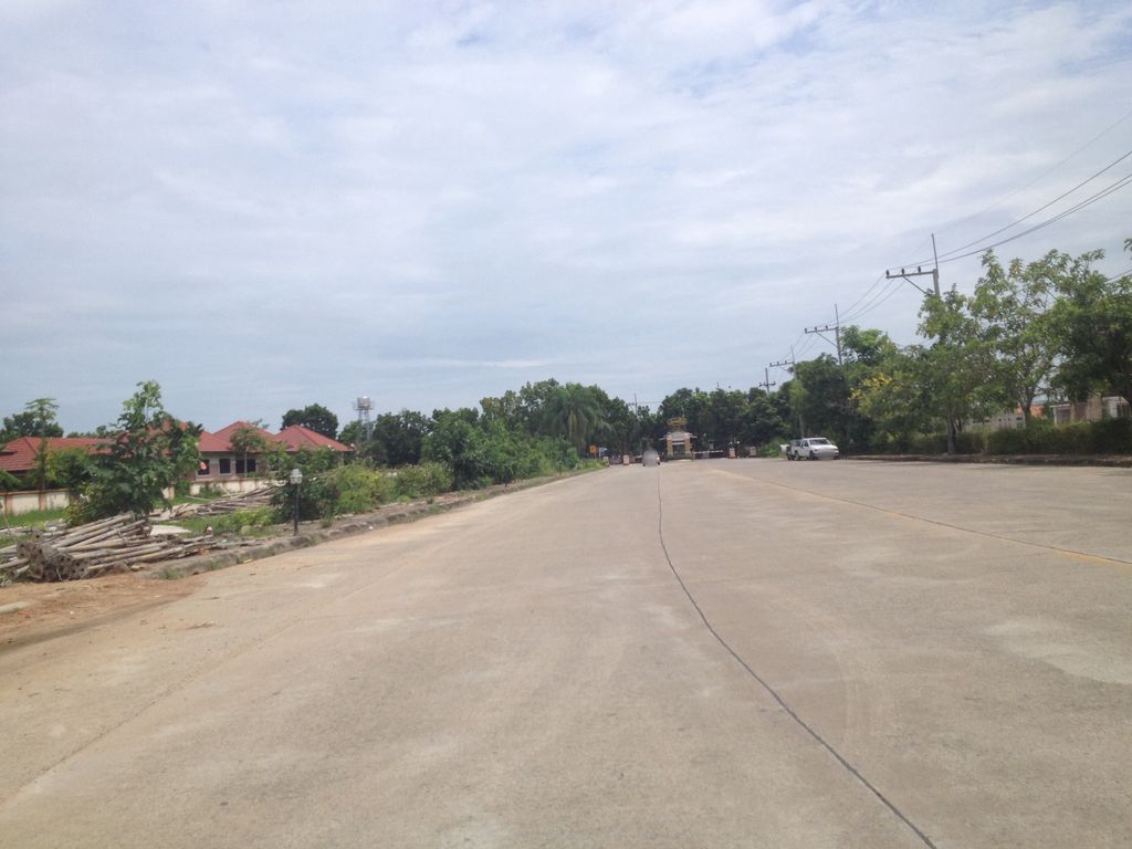 ภาพถนนตรงที่ Twinkle Studio ตั้งอยู่ ถ่ายโดย jimwatana พ.ศ. 2558 (2015) · A street-level view of where Twinkle Studio stands, by jimwatana in 2558 (2015)