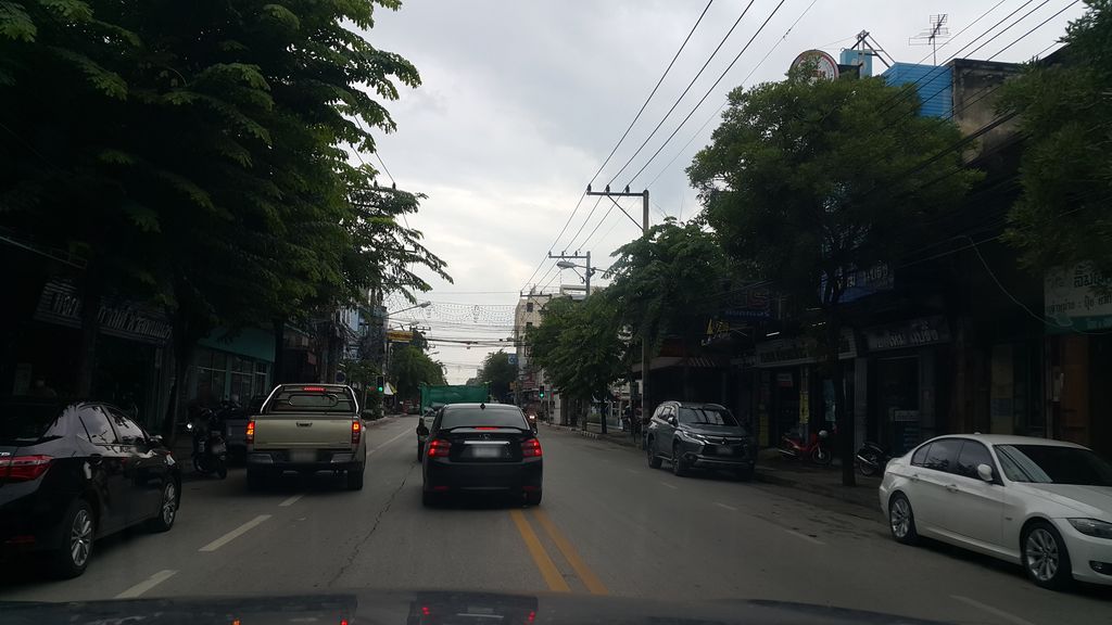 ภาพถนนตรงที่ พิเชษฐยนต์ ตั้งอยู่ ถ่ายโดย jrcarlsen พ.ศ. 2560 (2017) · A street-level view of where พิเชษฐยนต์ · Phichetthayon stands, by jrcarlsen in 2560 (2017)
