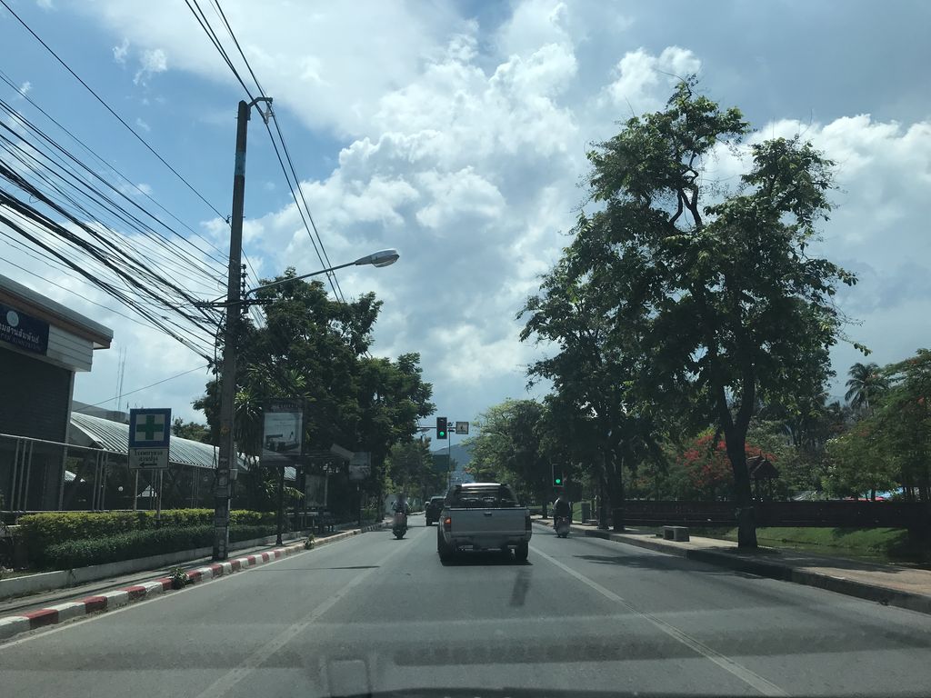ภาพถนนตรงที่ บะหมี่สดสูตรยูนนาน ตั้งอยู่ ถ่ายโดย prasert พ.ศ. 2561 (2018) · A street-level view of where บะหมี่สดสูตรยูนนาน · Bamitda Sut Yunnan stands, by prasert in 2561 (2018)