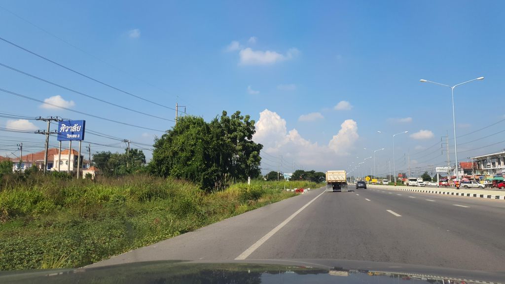 ภาพถนนตรงที่ GasGo - ส่งแก๊สด่วน ตั้งอยู่ ถ่ายโดย jrcarlsen พ.ศ. 2564 (2021) · A street-level view of where GasGo - ส่งแก๊สด่วน stands, by jrcarlsen in 2564 (2021)