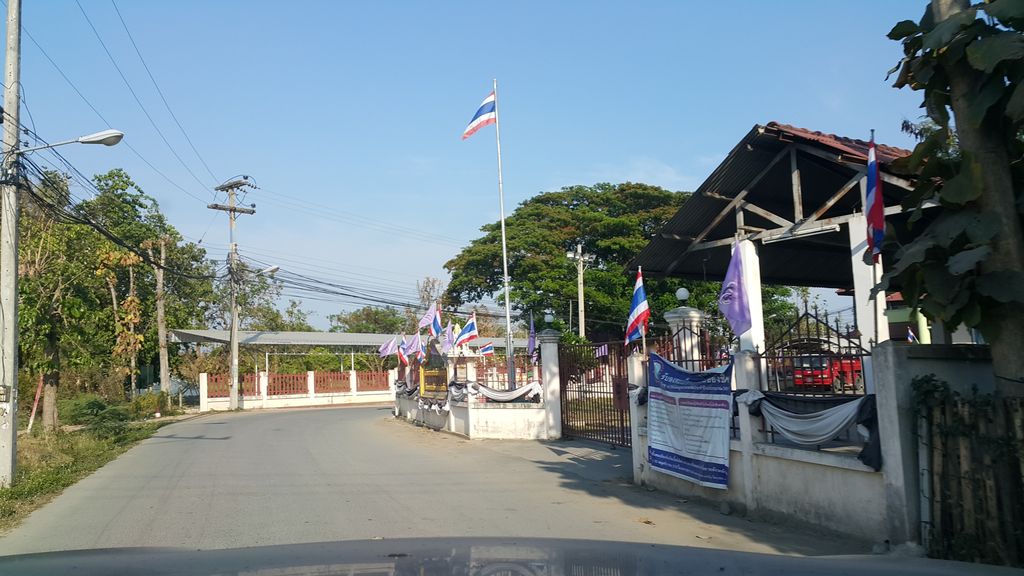 ภาพถนนตรงที่ Somjit Bar and Grill ตั้งอยู่ ถ่ายโดย jrcarlsen พ.ศ. 2560 (2017) · A street-level view of where Somjit Bar and Grill stands, by jrcarlsen in 2560 (2017)