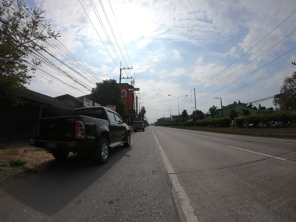 ภาพถนนตรงที่ คลินิกหมอวีรยุทธ ตั้งอยู่ ถ่ายโดย chanuwath_grab พ.ศ. 2562 (2019) · A street-level view of where คลินิกหมอวีรยุทธ · Mo Win Yuttha Clinic stands, by chanuwath_grab in 2562 (2019)