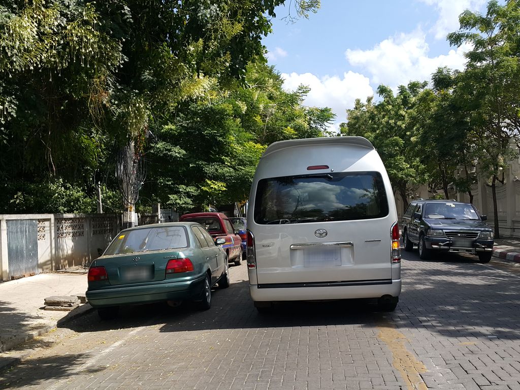 ภาพถนนตรงที่ Arun Khiri Hotel ตั้งอยู่ ถ่ายโดย jrcarlsen พ.ศ. 2558 (2015) · A street-level view of where Arun Khiri Hotel stands, by jrcarlsen in 2558 (2015)