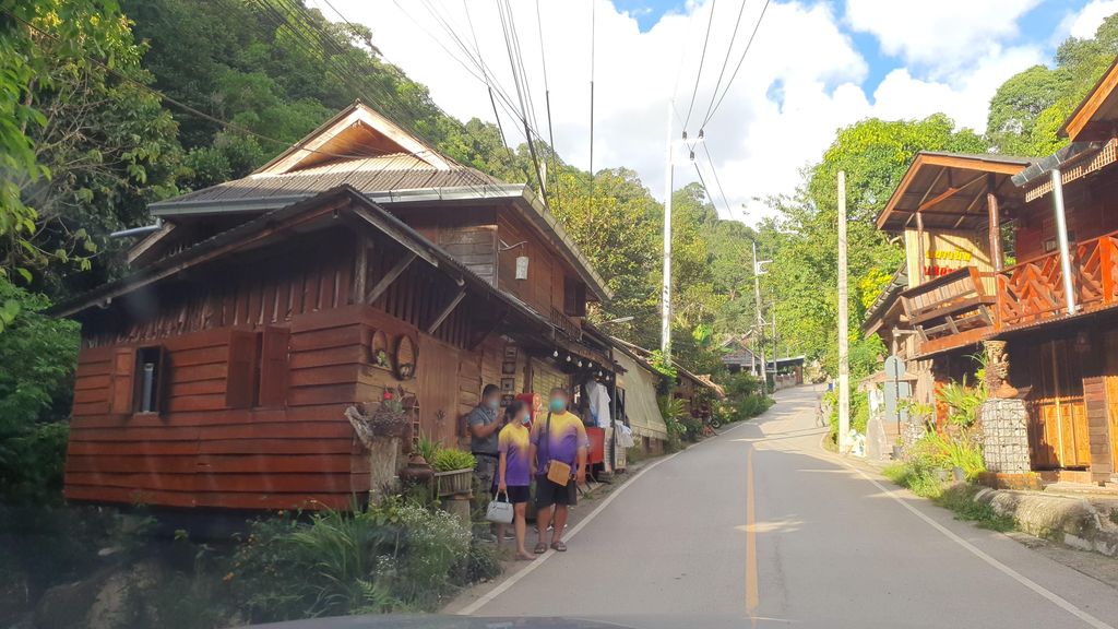 ภาพถนนตรงที่ บ้านน้อยกลอยใจ ตั้งอยู่ ถ่ายโดย jrcarlsen พ.ศ. 2564 (2021) · A street-level view of where บ้านน้อยกลอยใจ · Ban Noi Kaloichai stands, by jrcarlsen in 2564 (2021)