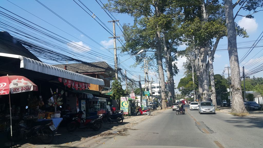 ภาพถนนตรงที่ เฒ่าแก่กาแฟนมสด ตั้งอยู่ ถ่ายโดย jrcarlsen พ.ศ. 2559 (2016) · A street-level view of where เฒ่าแก่กาแฟนมสด · Thaokae Kafae Namasot stands, by jrcarlsen in 2559 (2016)