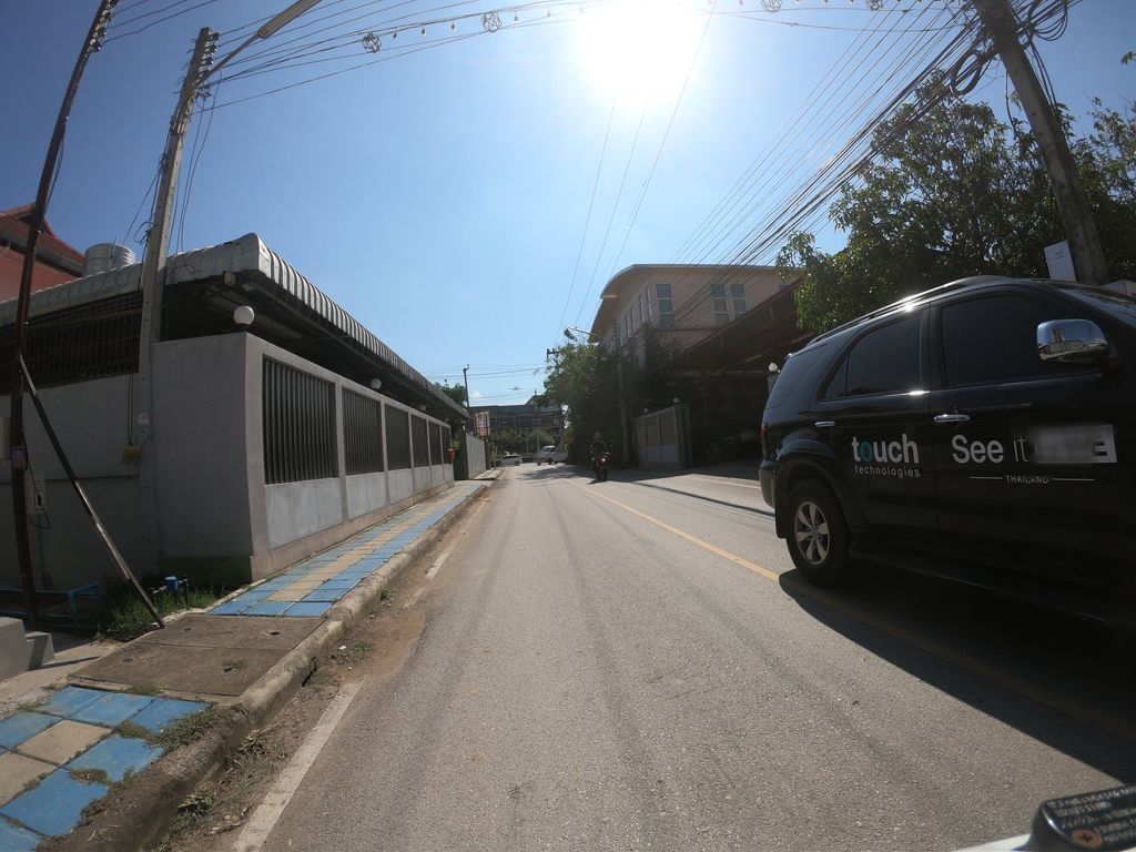 ภาพถนนตรงที่ ครัวยายยาย Grandma's Kitchen ตั้งอยู่ ถ่ายโดย chanuwath_grab พ.ศ. 2562 (2019) · A street-level view of where ครัวยายยาย Grandma's Kitchen stands, by chanuwath_grab in 2562 (2019)