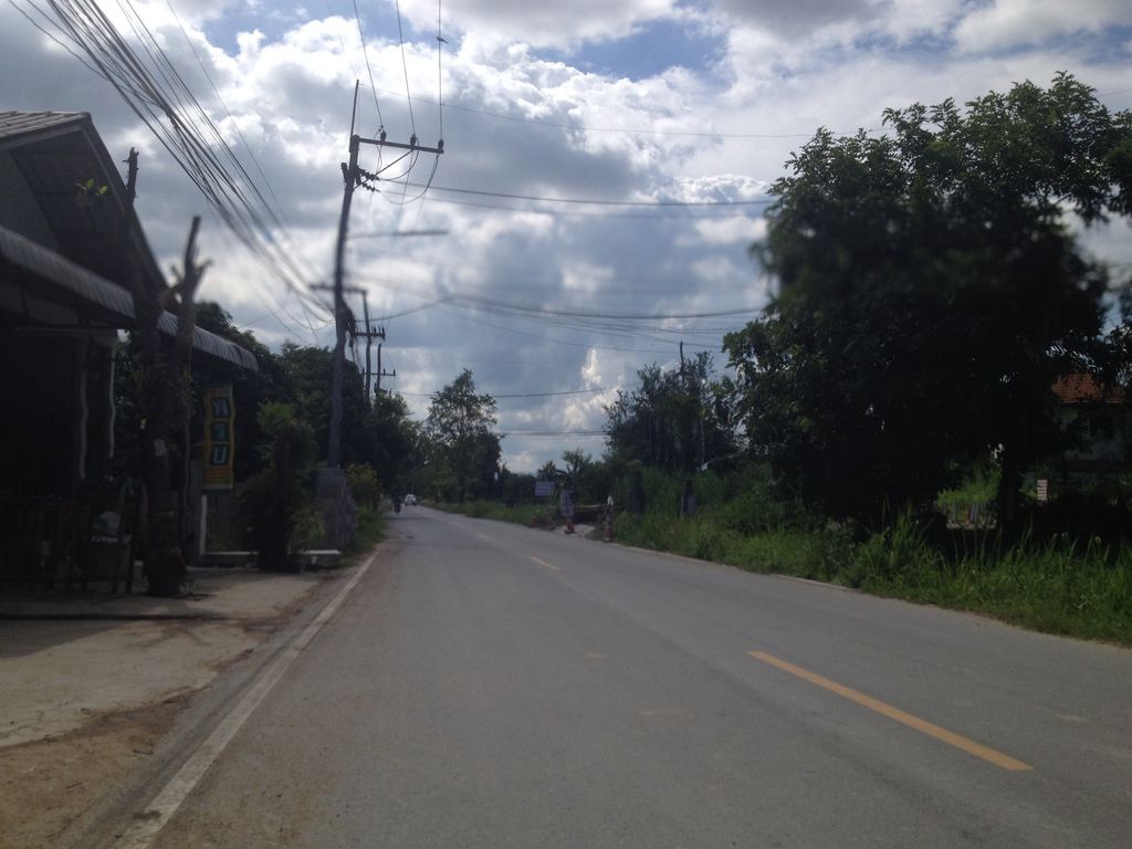 ภาพถนนตรงที่ ร้านตาแข็งคอฟฟี่ ตั้งอยู่ ถ่ายโดย jimwatana พ.ศ. 2558 (2015) · A street-level view of where ร้านตาแข็งคอฟฟี่ · Ran Ta Khaeng Coffee stands, by jimwatana in 2558 (2015)