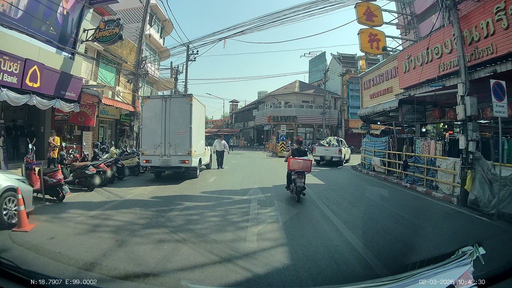 ภาพถนนตรงที่ ห้างทองหงษ์มังกร ตั้งอยู่ ถ่ายโดย ThailandCambodia พ.ศ. 2569 (2026) · A street-level view of where ห้างทองหงษ์มังกร · Hangthong Nga Mangka stands, by ThailandCambodia in 2569 (2026)