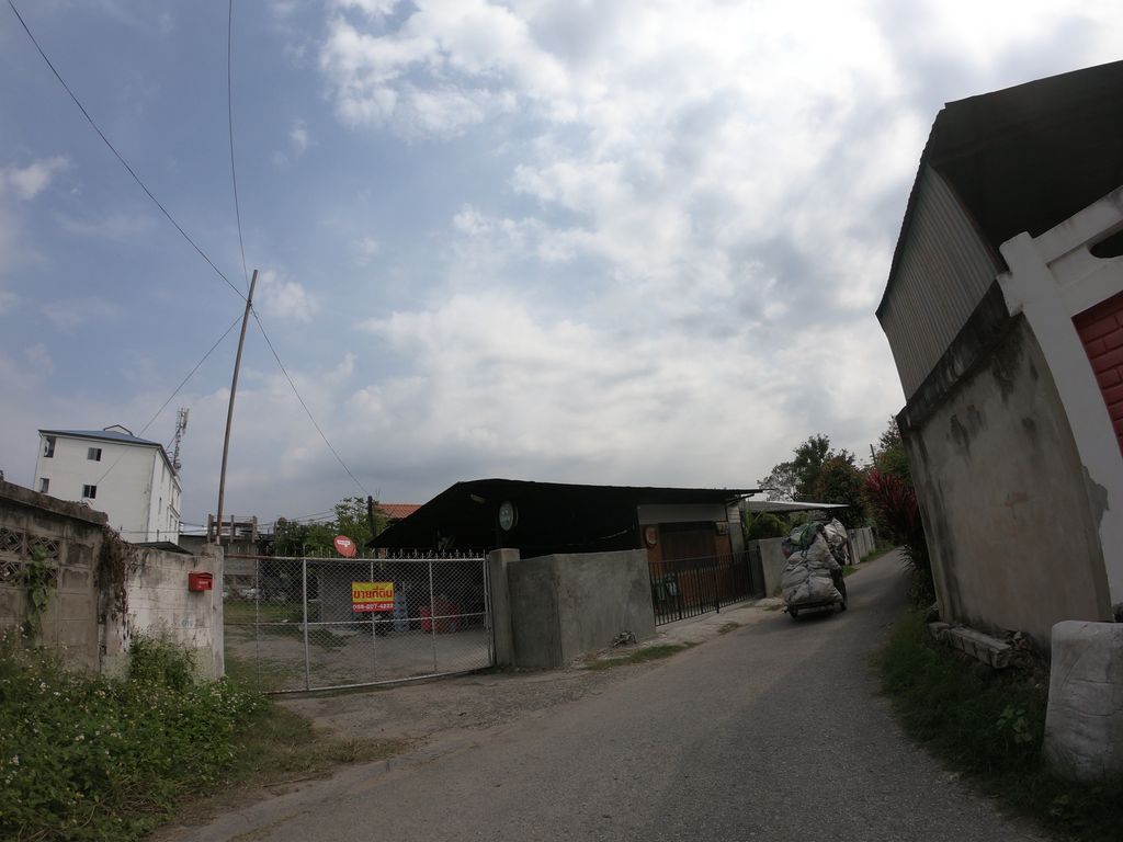 ภาพถนนตรงที่ Lis Hotel Chiangmai ตั้งอยู่ ถ่ายโดย chanuwath_grab พ.ศ. 2562 (2019) · A street-level view of where Lis Hotel Chiangmai stands, by chanuwath_grab in 2562 (2019)