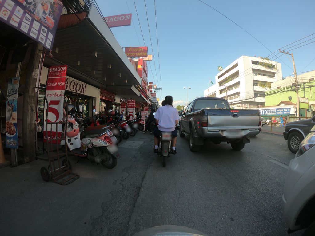 ภาพถนนตรงที่ ห้างทองดี เยาวราช ตั้งอยู่ ถ่ายโดย chanuwath_grab พ.ศ. 2562 (2019) · A street-level view of where ห้างทองดี เยาวราช · Hangthongdi Yaowarat stands, by chanuwath_grab in 2562 (2019)