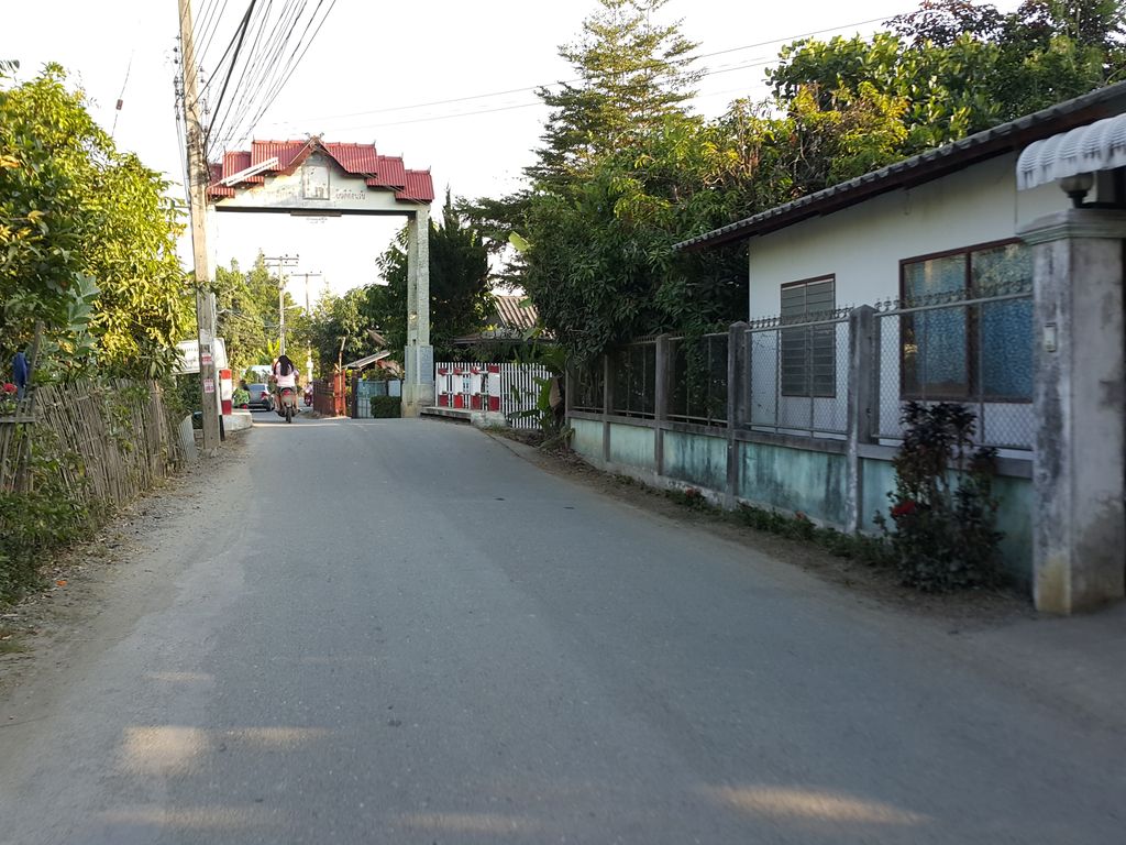 ภาพถนนตรงที่ ร้านnongnaypongreed ตั้งอยู่ ถ่ายโดย jrcarlsen พ.ศ. 2558 (2015) · A street-level view of where ร้านnongnaypongreed stands, by jrcarlsen in 2558 (2015)