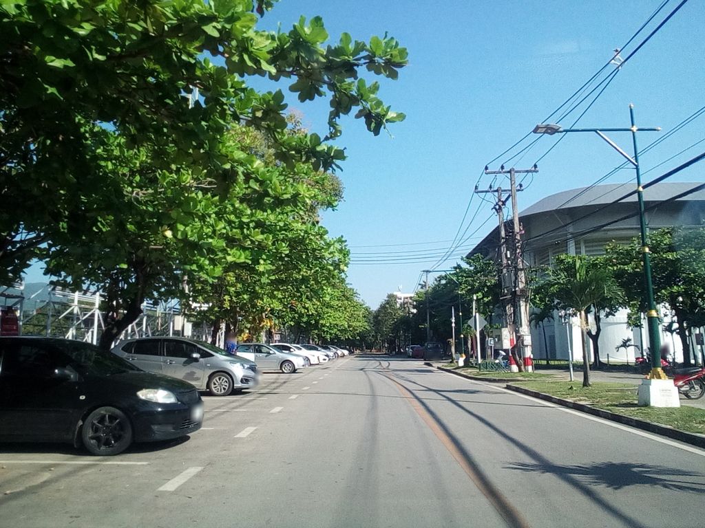 ภาพถนนตรงที่ โรงยิมกลางมหาวิทยาลัยเชียงใหม่ ตั้งอยู่ ถ่ายโดย kyoko พ.ศ. 2561 (2018) · A street-level view of where โรงยิมกลางมหาวิทยาลัยเชียงใหม่ · Rongyim Klang Mahawitthayalai Chiang Mai stands, by kyoko in 2561 (2018)