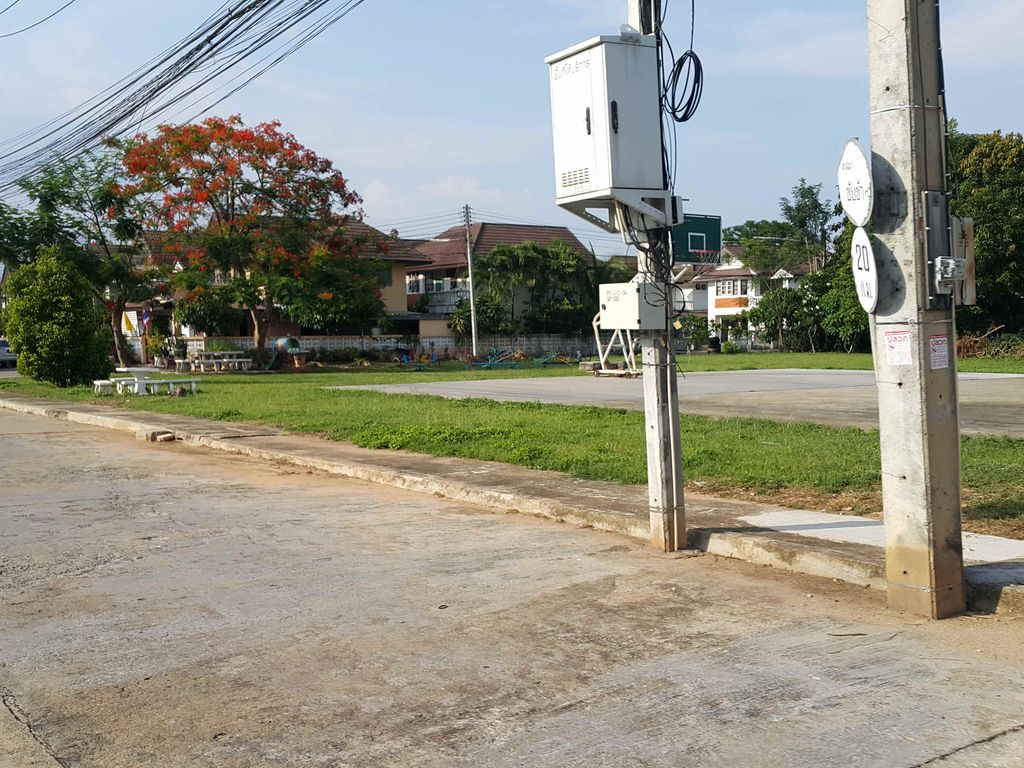 ภาพถนนตรงที่ หมู่บ้านกล้วยไม้ ตั้งอยู่ ถ่ายโดย jrcarlsen พ.ศ. 2558 (2015) · A street-level view of where หมู่บ้านกล้วยไม้ · Kluaimai Village stands, by jrcarlsen in 2558 (2015)