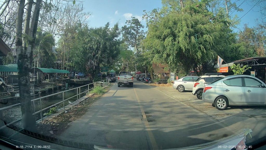 ภาพถนนตรงที่ ล้อเกวียนคาเฟ่ ตั้งอยู่ ถ่ายโดย ThailandCambodia พ.ศ. 2569 (2026) · A street-level view of where ล้อเกวียนคาเฟ่ · Lokwian Café stands, by ThailandCambodia in 2569 (2026)