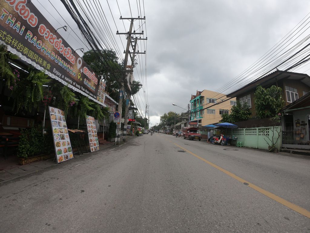 ภาพถนนตรงที่ จัดสวนแนวตั้ง ไม้ประดิษฐ์ สวนน้ำตก ต้นไม้ปลอมเชียงใหม่ลำพูน ตั้งอยู่ ถ่ายโดย chanuwath_grab พ.ศ. 2562 (2019) · A street-level view of where จัดสวนแนวตั้ง ไม้ประดิษฐ์ สวนน้ำตก ต้นไม้ปลอมเชียงใหม่ลำพูน · Chatsuan Naeotang Maipradit Suan Nam Tok Ton Mai Palom Chiang Mai Lamphun stands, by chanuwath_grab in 2562 (2019)