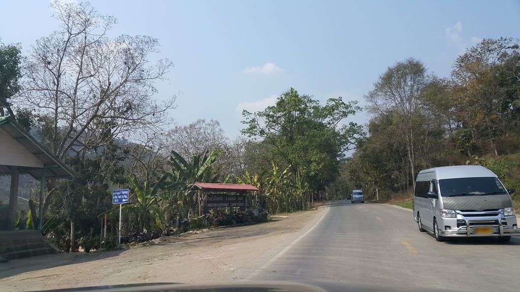 ภาพถนนตรงที่ Chokchai Elephant Camp ตั้งอยู่ ถ่ายโดย jrcarlsen พ.ศ. 2560 (2017) · A street-level view of where Chokchai Elephant Camp stands, by jrcarlsen in 2560 (2017)