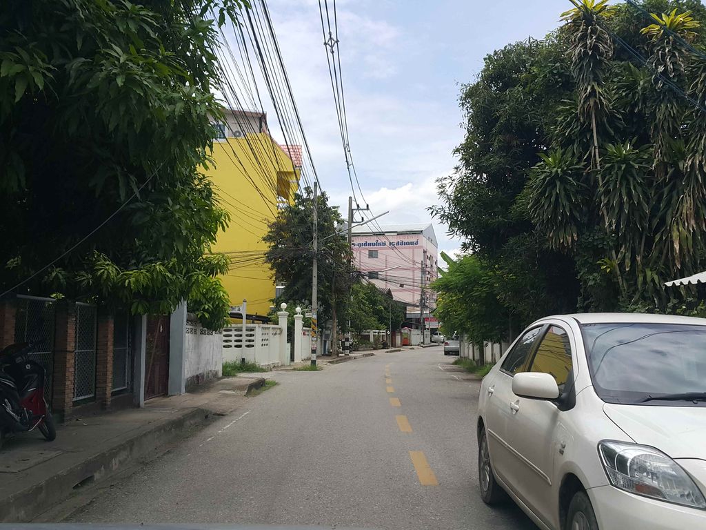 ภาพถนนตรงที่ แสวงชัย โรงน้ำแข็งห้องเย็น ตั้งอยู่ ถ่ายโดย jrcarlsen พ.ศ. 2558 (2015) · A street-level view of where แสวงชัย โรงน้ำแข็งห้องเย็น · Saeongachai Rongnamkhaeng Hongyen stands, by jrcarlsen in 2558 (2015)