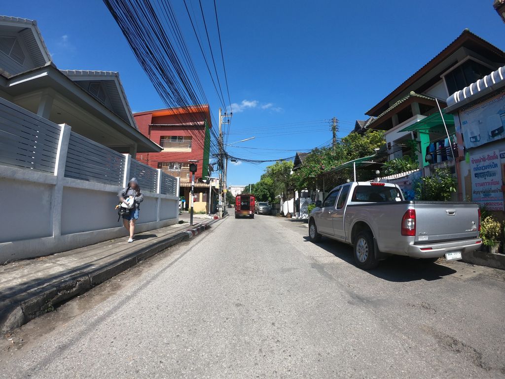 ภาพถนนตรงที่ Andaman Home ตั้งอยู่ ถ่ายโดย chanuwath_grab พ.ศ. 2562 (2019) · A street-level view of where Andaman Home stands, by chanuwath_grab in 2562 (2019)