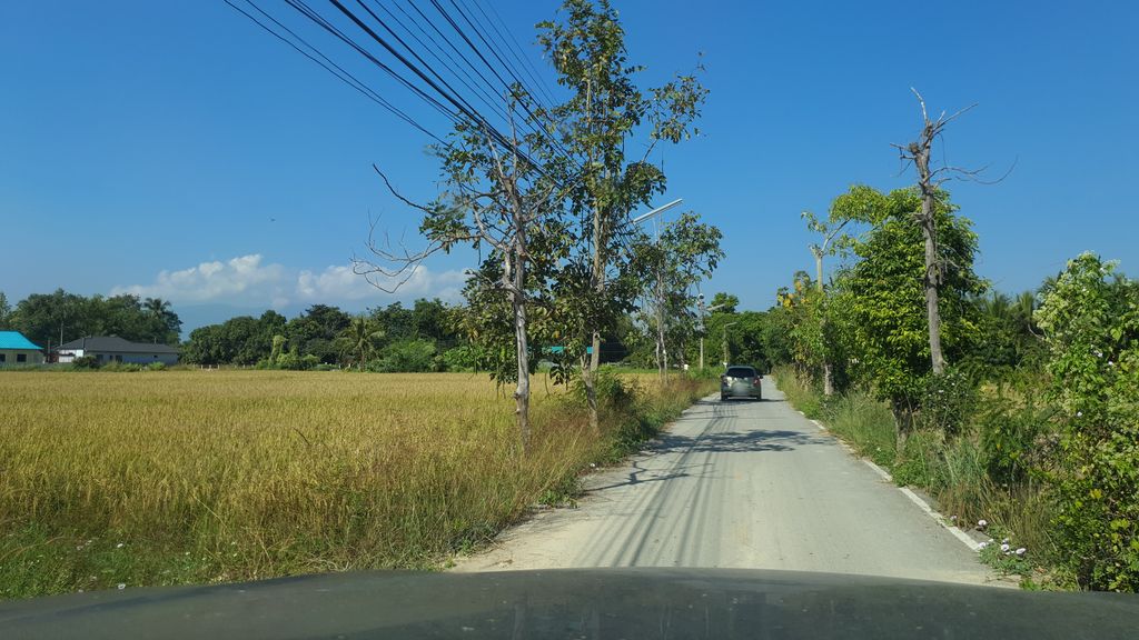 ภาพถนนตรงที่ หมูบ้านวรรณสิริ ตั้งอยู่ ถ่ายโดย jrcarlsen พ.ศ. 2562 (2019) · A street-level view of where หมูบ้านวรรณสิริ · Mu Ban Wan Siri stands, by jrcarlsen in 2562 (2019)