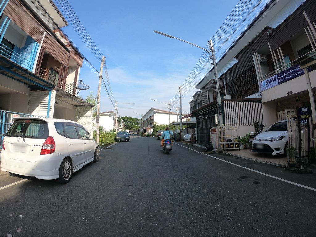 ภาพถนนตรงที่ บ้านเช่ารายวันเชียงใหม่ Thermtem Home ตั้งอยู่ ถ่ายโดย chanuwath_grab พ.ศ. 2562 (2019) · A street-level view of where บ้านเช่ารายวันเชียงใหม่ Thermtem Home stands, by chanuwath_grab in 2562 (2019)