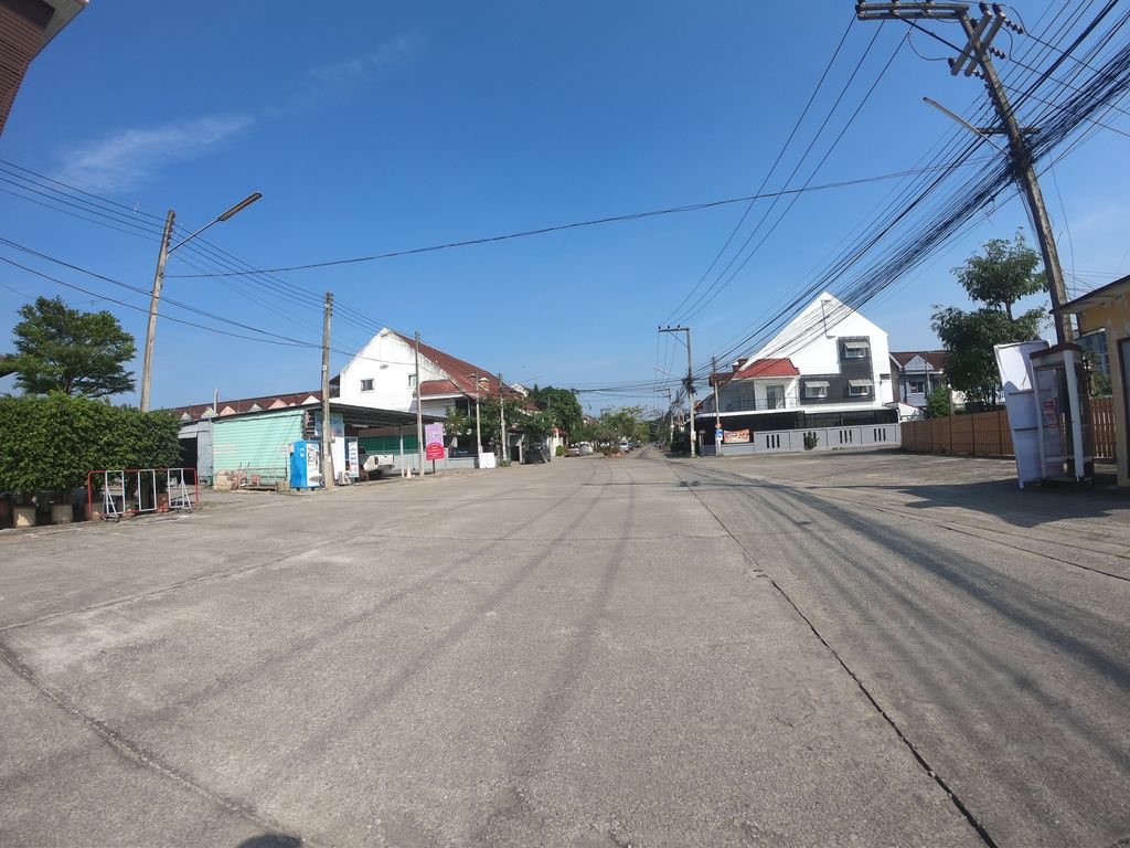 ภาพถนนตรงที่ นันท์-ทราเพลส ตั้งอยู่ ถ่ายโดย chanuwath_grab พ.ศ. 2562 (2019) · A street-level view of where นันท์-ทราเพลส · Nan-saphlet stands, by chanuwath_grab in 2562 (2019)