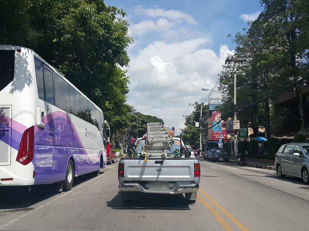 ภาพถนนตรงที่ Trailer Coffee ตั้งอยู่ ถ่ายโดย jrcarlsen พ.ศ. 2558 (2015) · A street-level view of where Trailer Coffee stands, by jrcarlsen in 2558 (2015)