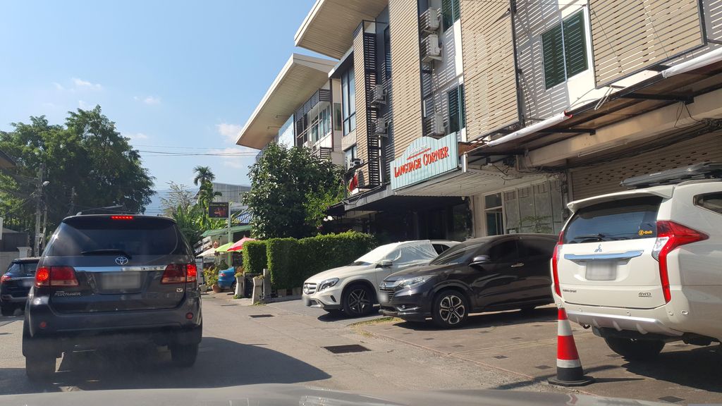 ภาพถนนตรงที่ ร้านตัดผมเชียงใหม่Lisbyyoนิมมาน13 ตั้งอยู่ ถ่ายโดย jrcarlsen พ.ศ. 2566 (2023) · A street-level view of where ร้านตัดผมเชียงใหม่Lisbyyoนิมมาน13 stands, by jrcarlsen in 2566 (2023)