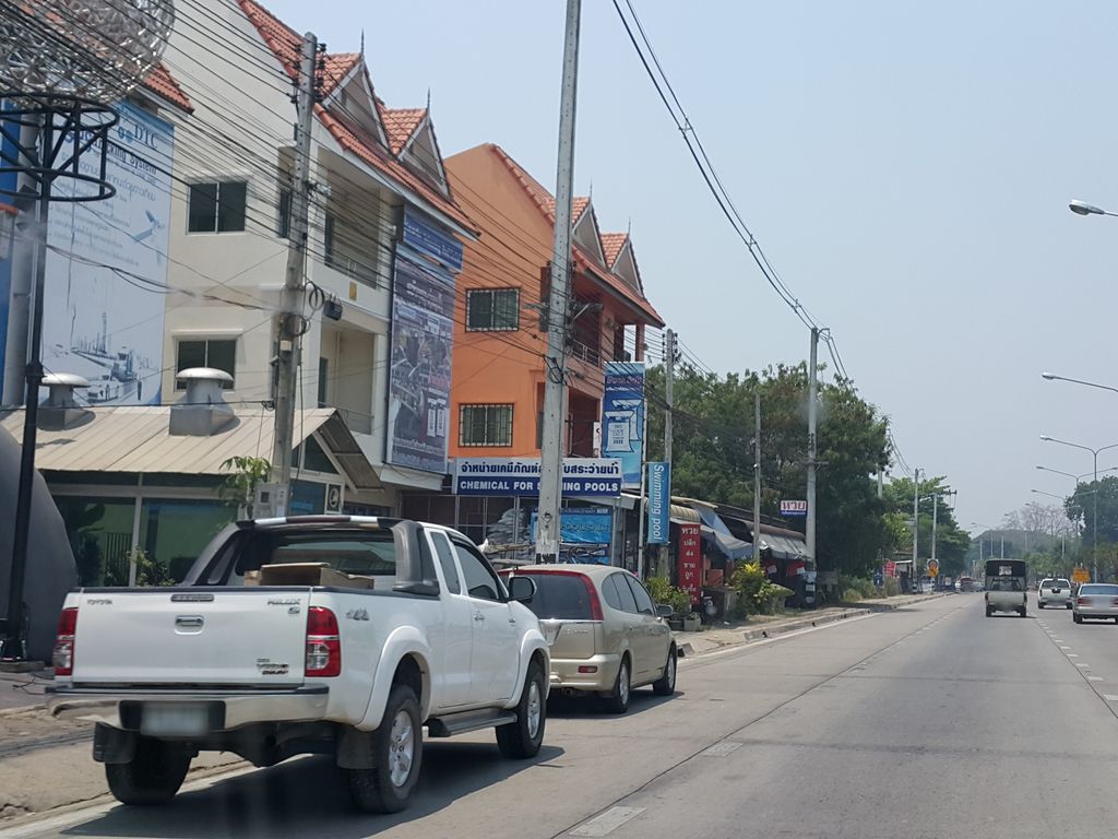 ภาพถนนตรงที่ Masterkool Northern ตั้งอยู่ ถ่ายโดย jrcarlsen พ.ศ. 2559 (2016) · A street-level view of where Masterkool Northern stands, by jrcarlsen in 2559 (2016)